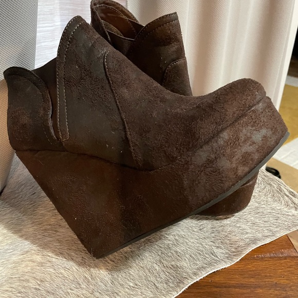 Me Too casual gently used brown suede wedge boots - Picture 4 of 6